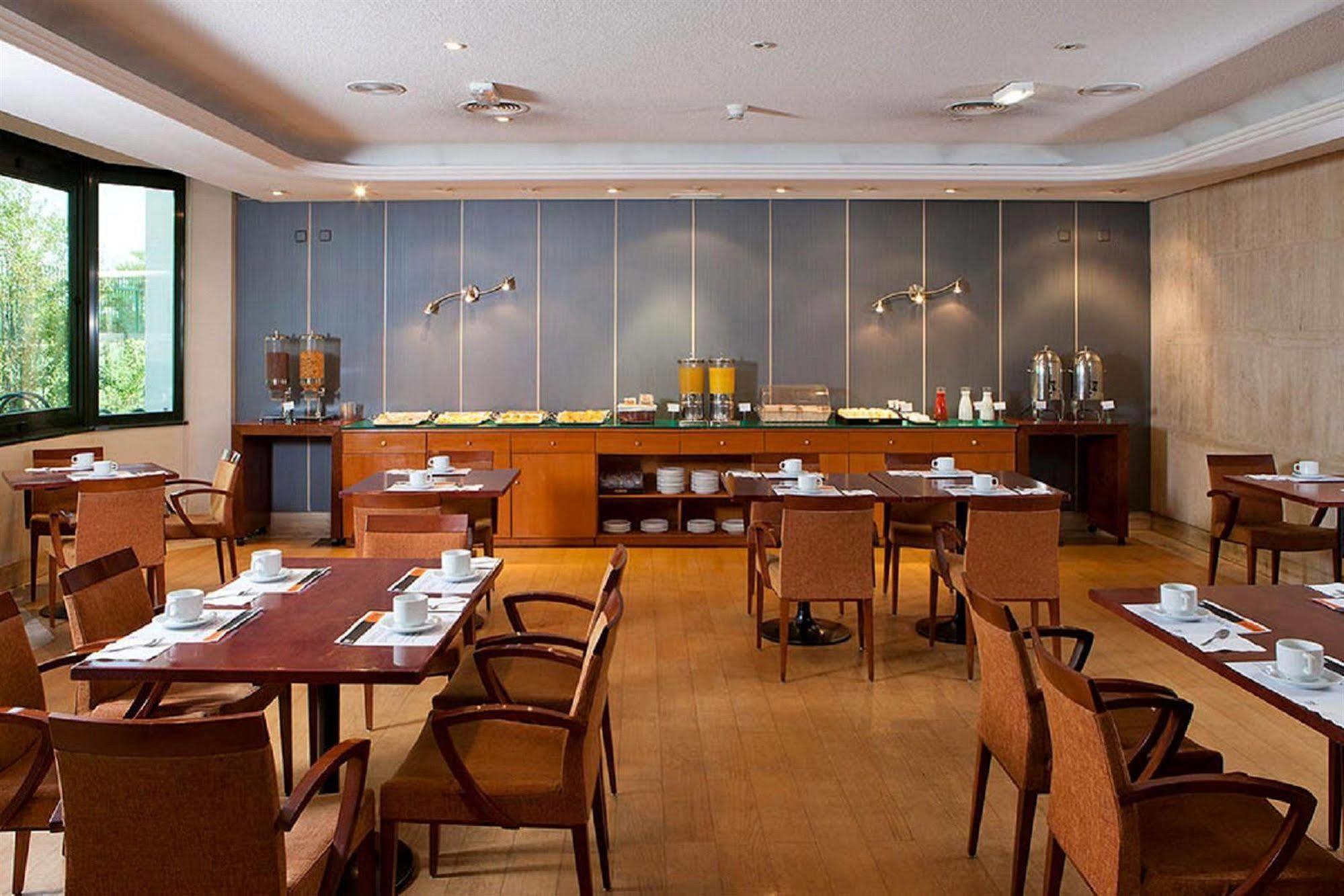 Apartamentos Th Las Rozas Restauracja zdjęcie